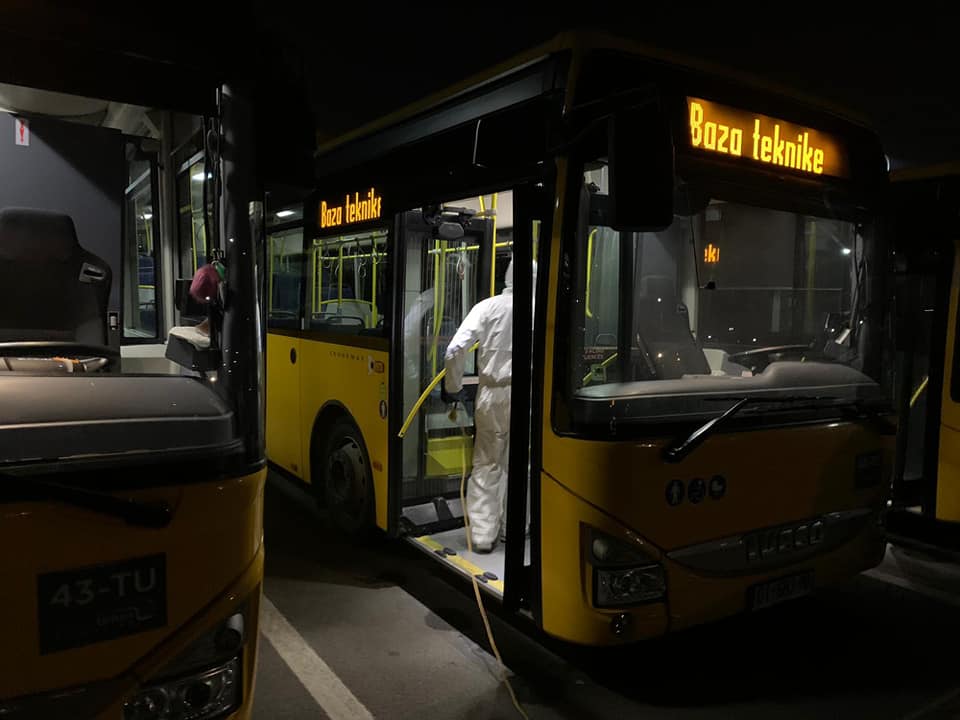 Perseri eshte kryer dezinfektimi i autobusëve të Trafikut Urban, gjatë nates se kaluar.